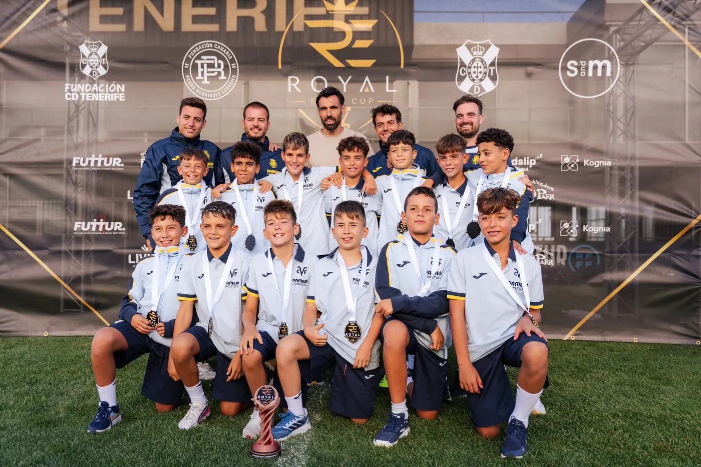 Villarreal CF con el trofeo de la Copa Bronce Oro