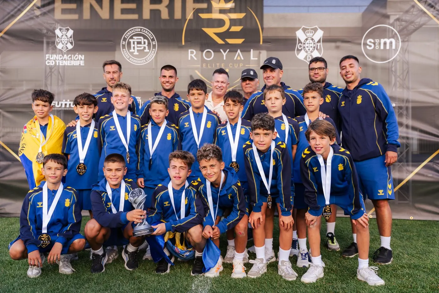 UD Las Palmas con el trofeo de la Copa Plata