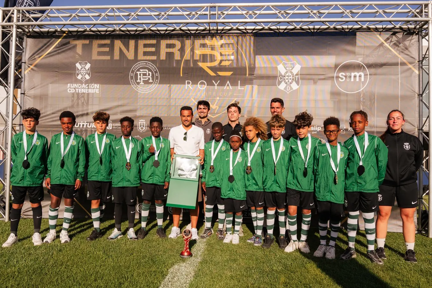 Sporting CP con el trofeo de la Copa Bronce Plata
